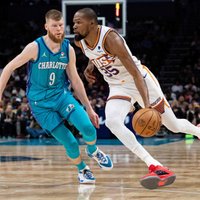 Bertāns gūst divus punktus 'Hornets' zaudējumā NBA spēlē ar 'Suns'