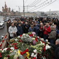 Maskavā gulst ziedi Ņemcova piemiņai; Rietumvalstis pieprasa rūpīgu izmeklēšanu