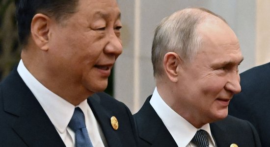 Putins meklē atbalstu Ķīnā: Pekinā apciemo biedru Sji