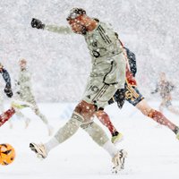 'Tas ir izsmiekls' – Soltleiksitijā futbolu spēlē nežēlīgi sniegotos laikapstākļos