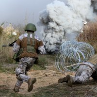 ФОТО: Солдаты США и земессарги в Скрунде учатся воевать в населенных пунктах