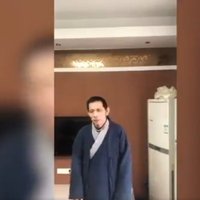 Ķīnā arestē koronavīrusa upurus nofilmējušu vīrieti