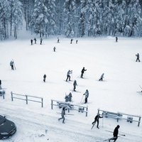 Iedvesmojoši kadri: ziemas aktīvās atpūtas entuziasti Ogres piesnigušajā slēpošanas trasē