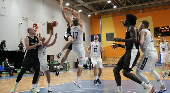 'VEF Rīga' basketbolisti svin pārliecinošu uzvaru Ogrē