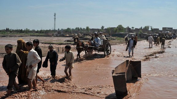 Lietusgāzēs Pakistānas ziemeļrietumos gājuši bojā vismaz 15 cilvēki