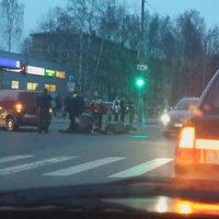 Smaga avārija Juglā: motociklistam sezona sākusies neveiksmīgi (video)