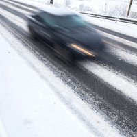 Vietām Kurzemē un Latgalē autoceļi sniegoti un apledo