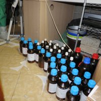 Krimuldas novadā atrod nelegālu metadona laboratoriju; konfiscē 1,5 miljonus eiro vērtas narkotikas
