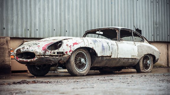 20 gadus nostāvējis 'Jaguar E-Type'