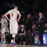 Porziņģis sasit ceļgalu un nepabeidz NBA spēli; 'Knicks' bez latvieša uzvar 'Magic'