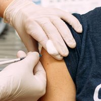 Foto: Zavadskas vakcinēšana pret koronavīrusu tuvplānā