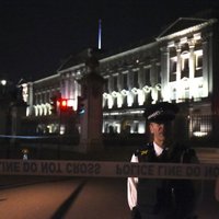 Lielbritānijas varas iestādes sākušas nopratināt Bekingemas pils uzbrucēju