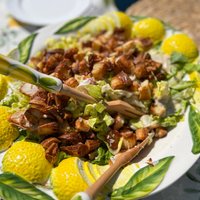 Vasarīgi Cēzara salāti ar grilētu vistu un grauzdiņiem baudīšanai dārzā