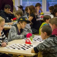 Dambretes turnīrā Salaspils vidusskolā piedalās skolēni, skolotāji un vecāki