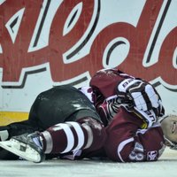 Sestito pēc pretinieka rupjības smaga trauma un priekšlaicīgi beigusies KHL sezona