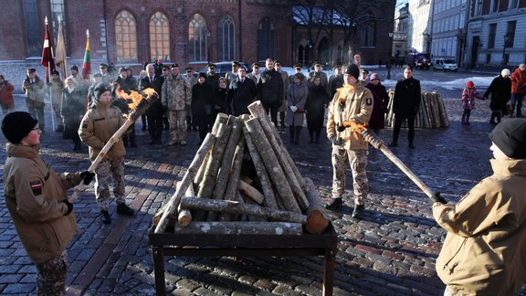 Barikāžu piemiņas ugunskura iedegšana Doma laukumā un ziedu nolikšana - 16