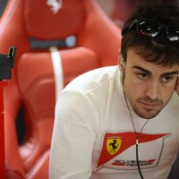 'Ferrari' ātrākie slapjā trasē Barselonā