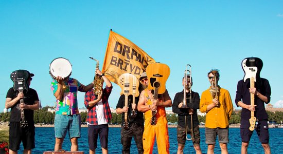 Balagānpanks mazo cilvēku vārdā. 'Oranžo brīvdienu' albuma 'Ārā' apskats