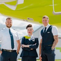 Татуировки и пирсинг разрешены: airBaltic упростил правила униформы для сотрудников