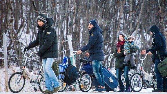 Migranti ar velosipēdiem uz Krievijas-Norvēģijas robežas - 1