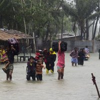 Bangladešā plosās spēcīgs ciklons 'Roanu'; 21 bojā gājušais