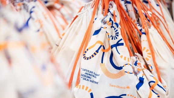 Kas lācītim vēderā – ielūkojamies Skolēnu Dziesmu svētku dalībnieku somiņās 