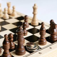 Cīņā par pasaules čempiona titulu šahā pēc devītās partijas vadību saglabā Krievijas lielmeistars Karjakins