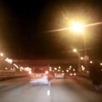Video: Iereibis gājējs uz Dienvidu tilta apdraud sevi un autovadītājus