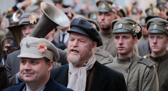 Foto: Strēlnieku pavadīšanas ainas – Vecrīgā top vērienīgi masu skati filmai 'Dvēseļu putenis'