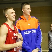 Foto: Porziņģis viesojas Latvijas basketbola izlases treniņā