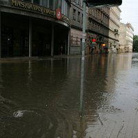 В Риге как минимум 18 улиц затапливает во время ливней, дума готовится их ремонтировать