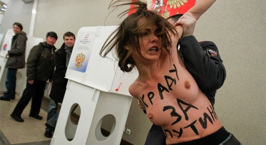 Vēlēšanu iecirknī, kur nobalsoja Putins, protestē Ukrainas kustības 'Femen' aktīvistes