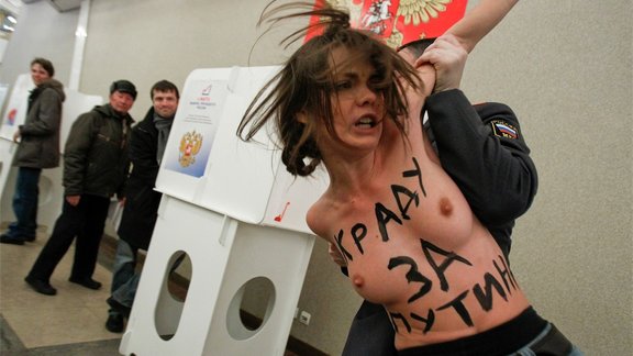 FEMEN mēģina nozagt urnu no vēlēšanu iecirkņa - 23