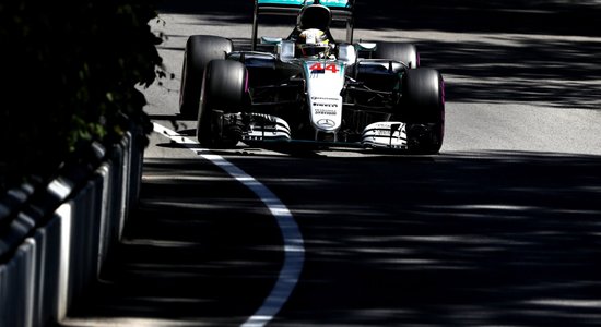 Lūiss Hamiltons piedzīvo avāriju Ungārijas 'Grand Prix' treniņos