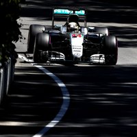 Lūiss Hamiltons piedzīvo avāriju Ungārijas 'Grand Prix' treniņos