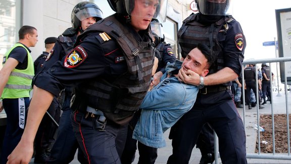 Maskavā opozīcijas protestu akcijas laikā aizturēti gandrīz 520 cilvēki - 2