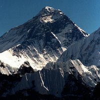 Ķīnas pētnieki uzkāpj Everesta virsotnē, lai pārmērītu tā augstumu