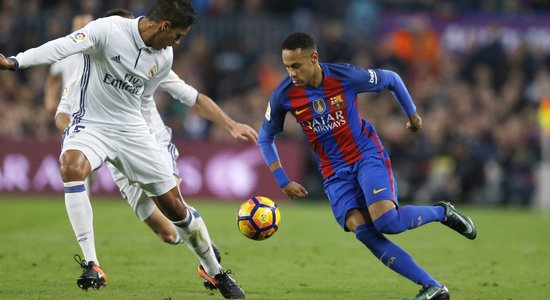 Madrides 'Real' pēdējā minūtē izrauj neizšķirtu principiālajā duelī pret 'Barcelona' futbolistiem