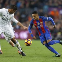Madrides 'Real' pēdējā minūtē izrauj neizšķirtu principiālajā duelī pret 'Barcelona' futbolistiem