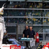 Hamiltons plūc laurus arī Ķīnas 'Grand Prix' kvalifikācijā
