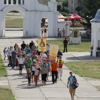 Cīņa ar cūku mēri: Pie izejām no Aglonas bazilikas teritorijas izvietos dezinfekcijas paklājus