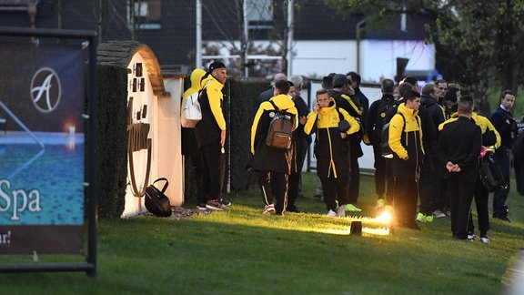 Sprādzienā cieš futbola komandas 'Borussia Dortmund' autobuss - 16