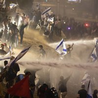 'Cilvēkus sagrābušas dziļas bailes': Izraēlas prezidents aicina apturēt tiesu reformas
