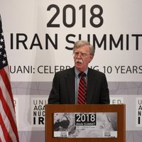 Boltons brīdina Irānu par smagām sekām, ja tā vērsīsies pret ASV