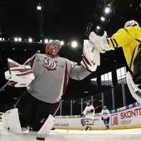 Rīgas 'Dinamo' Cīrihē aizvada meistarklasi vietējiem jaunajiem hokejistiem