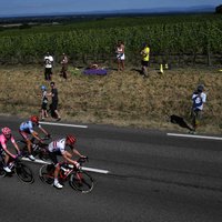 Kalnainā 'Tour de France' posmā Skujiņam 62. vieta; kopvērtējumā par līderi kļūst latvieša komandas biedrs