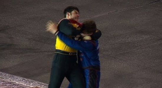 ВИДЕО: Пилоты NASCAR подрались во время гонки