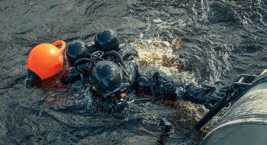 Команда водолазов Морских сил НВС отправилась на место повреждения кабеля в Швеции