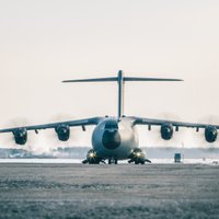 Foto: Rīgas lidostā nosēžas Spānijas bruņoto spēku lidmašīna 'Atlas'