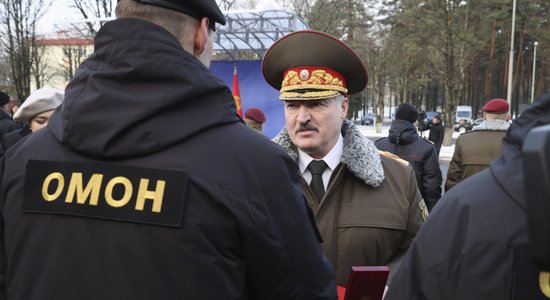 Lukašenko apbalvo omoniešus un kļūst par 'kaujinieku' – saņem pretī melno bereti